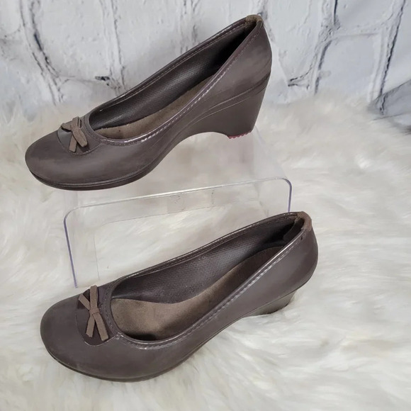 CROCS Womens Lydia Wedge Shoes 9 Brown Comfort Casual Slip On Neutral Minimalist - Picture 10 of 10